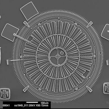 Рисунок 3: Торсионный механизм датчика МЭМС при большом увеличении. Фотография предоставлена Sandia National Laboratories, SUMMiT Technologies, www.mems.sandia.gov.